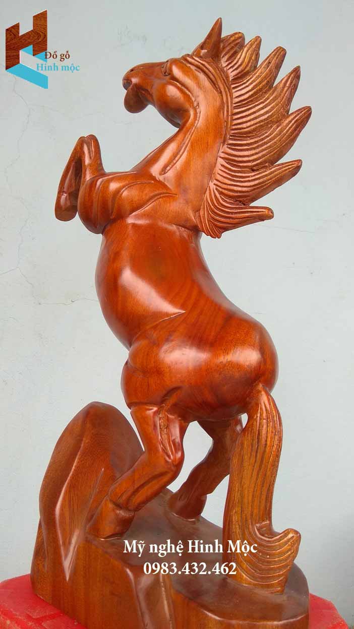 Tượng gỗ con ngựa phong thủy