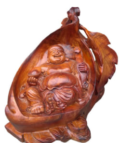 Tượng Di Lặc ngồi trong quả đào