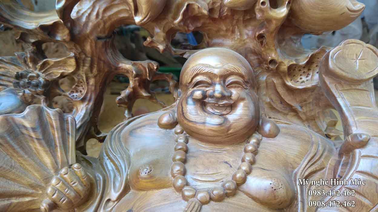 Tượng Phật Di Lặc để bàn gỗ bách xanh
