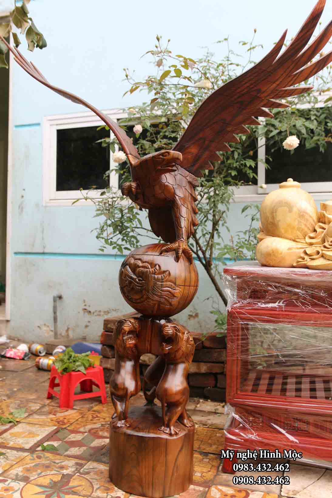 tượng chim ưng bằng gỗ