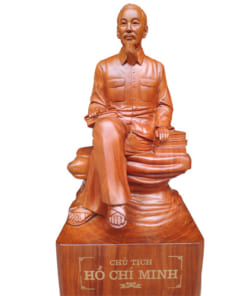 Tượng Bác Hồ ngồi đọc sách