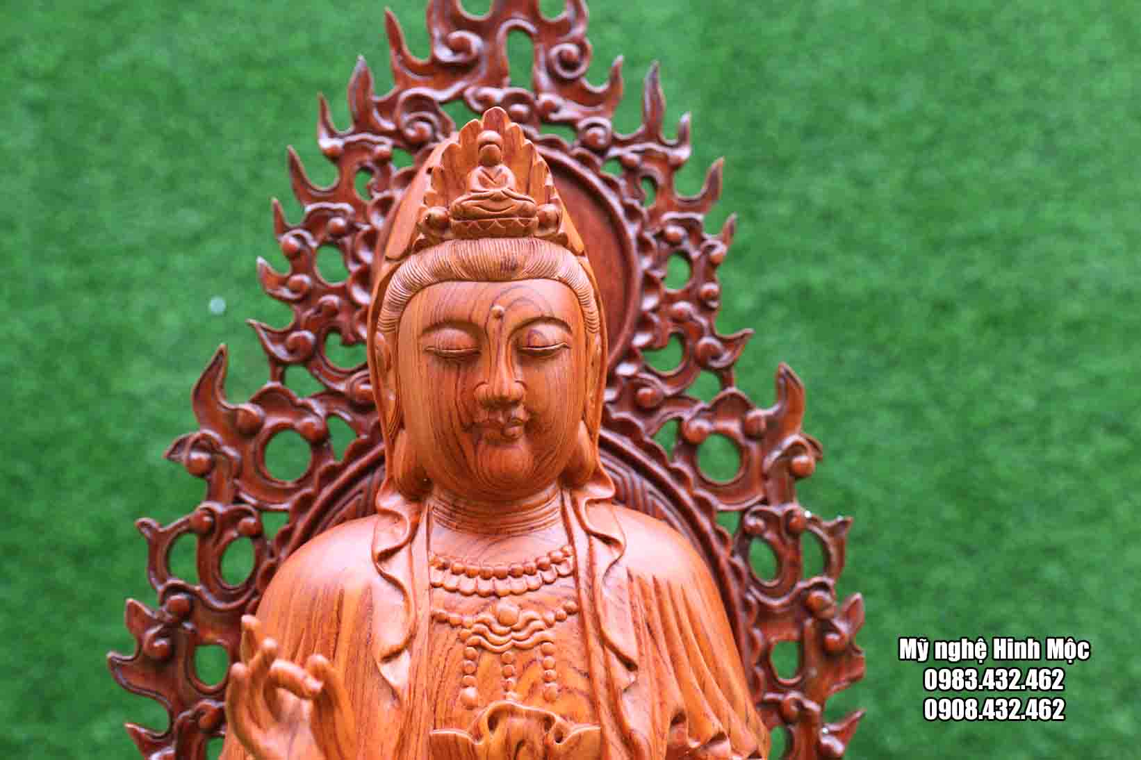 Phật mẹ ngồi đài sen