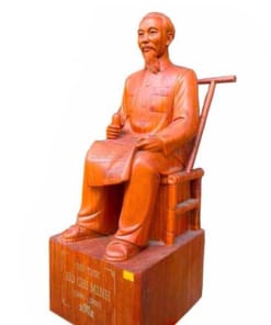 tượng bác hồ đọc báo nhân dân